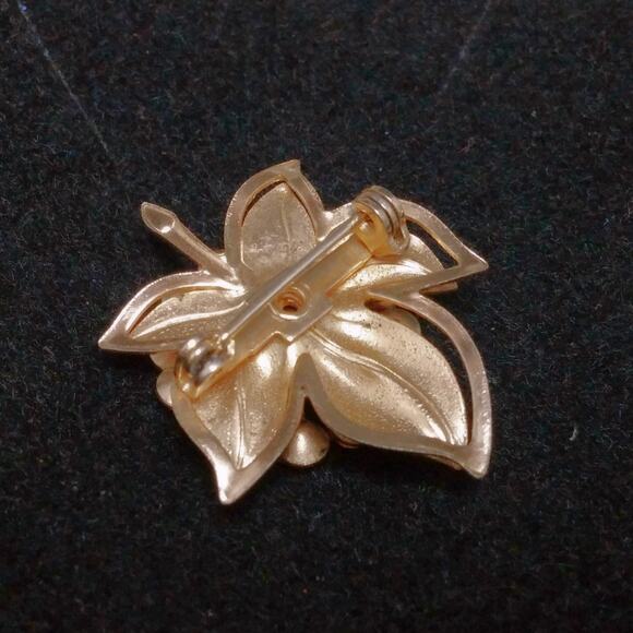 Vintage Emerald Green Brooch Mini Flower Pin Rhinestone Gold Tone Cut Out Leaf - Picture 2 of 12